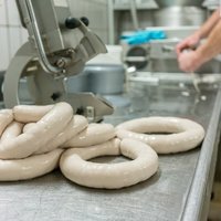 Metzger beim Wurstmachen