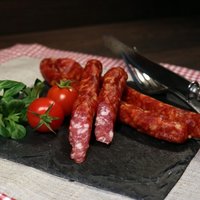 Salami mit Tomaten