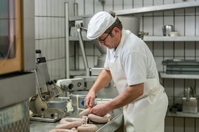 Metzgerei beim Wurstmachen