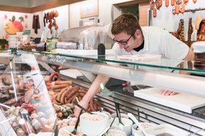 Verkäufer in einer Metzgerei